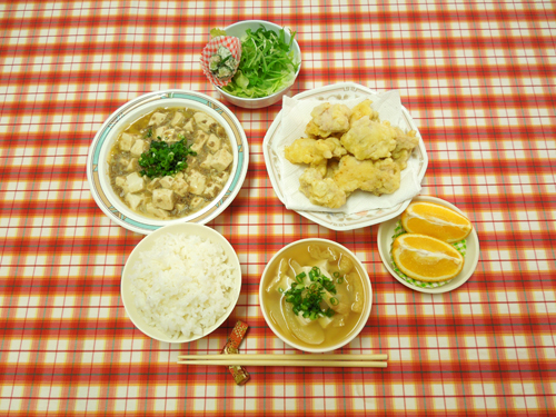 大盛りの鶏天と麻婆豆腐に、生野菜サラダ。これで一食なんです。二食分じゃないんですよ！