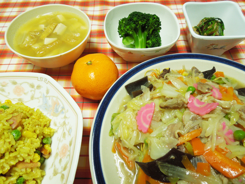 この日は野菜たっぷりのパリパリ麺と、チャーハンで中華をテーマにしながら小鉢もしっかりと。