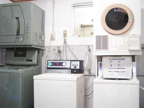 洗濯室には、洗濯機と乾燥機があります。
