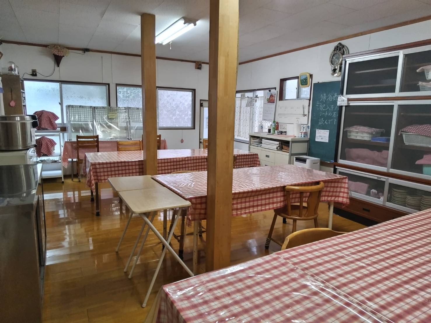 食堂は24畳の広さがありゆったりとした空間です。清潔で、明るく風通しもよく、楽しい食事ができます。